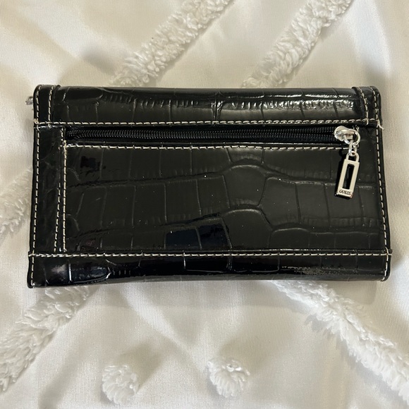 NWOT Guess Wallet - Picture 3 of 3